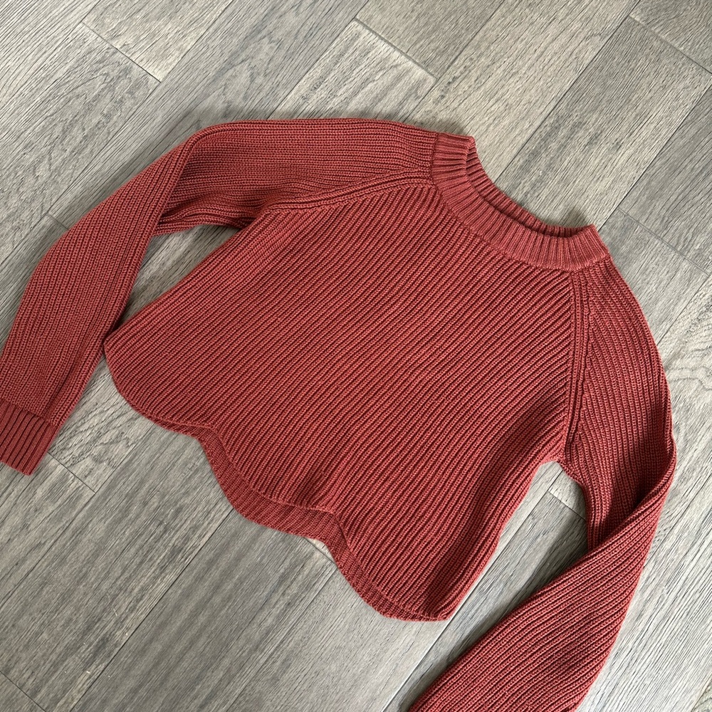 Wilfred Scallop Hem Crewneck Sweater in Brick Red